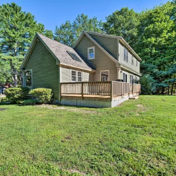 Charming Saco Home w/ Deck, 5 Mi to Beach!