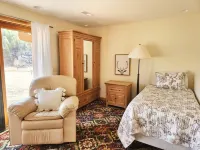 Peaceful Cabin Getaway near Wind Cave and Custer National Park