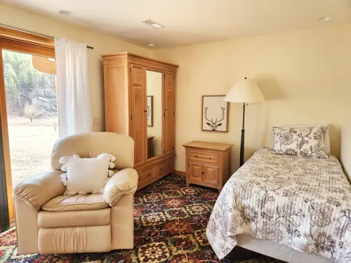 Peaceful Cabin Getaway near Wind Cave and Custer National Park