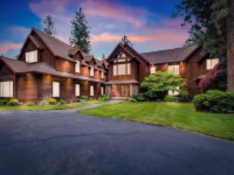 Cdas Finest Secluded Waterfront Estate 7000 Sq ft 5 Forested Acres-Close to Town ポスト・フォールズのホテル