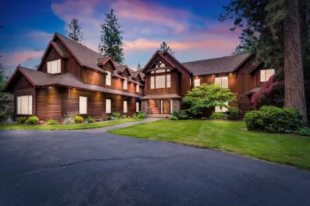 Cdas Finest Secluded Waterfront Estate 7000 Sq ft 5 Forested Acres-Close to Town