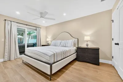 ST. ARMANDS CIRCLE, 3 Bedroom 3 Bath, Heated Pool! Lido beach附近的飯店