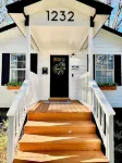 3 Bedroom Sleeps 8 - Close to Downtown Fun, Medical Center & Shopping,