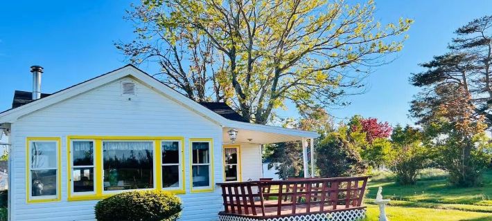 Pine Cottages Hotels in Queens County