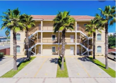 Modern Condo near Beach w/outdoor pool