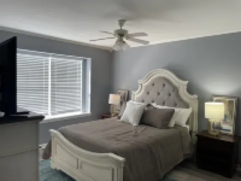 Spacious 4 Bedroom Townhouse Hotels in Middletown