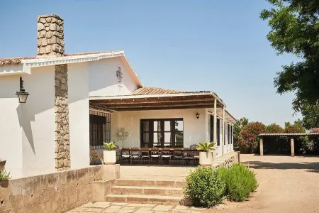 Preciosa Casa Rural con Gran Piscina en la Campiña de Jaén