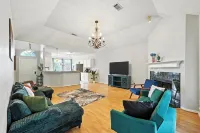 Stylish Oasis in Carrollton w/ Pool, Big Master,Media Room, Ping Pong Near Ktown