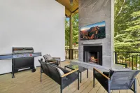 Ridge Haus : Modern Luxury Escape in Morganton