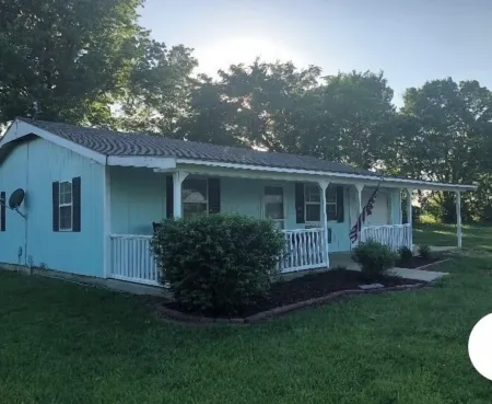 Cozy 2 Bedroom Country Cottage North of Parsons . Sleeps up to 5 people.