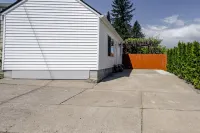 Loft Space and Shared Backyard Oasis - Charming Cozy Retreat Hotel a Camas