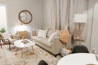 Chic and Cozy Getaway near Loyola Park Hotels in Rogers Park