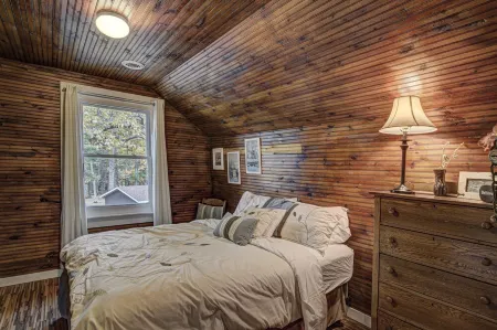 Amazing, sleeps 26, covered lakeside, bar, beach, Big St Germain Lake