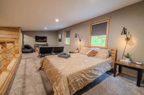 Nature’s Nest Hot Tub • Fire Pit • Deck Views • Near Old Man’s Cave