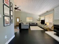 Charming 3-bedroom summer house in Cameron Park with pool Hotels in Cameron Park