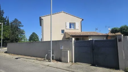 Peaceful house with pool, near Avignon Отели рядом с достопримечательностью «Camping du Grand Bois»
