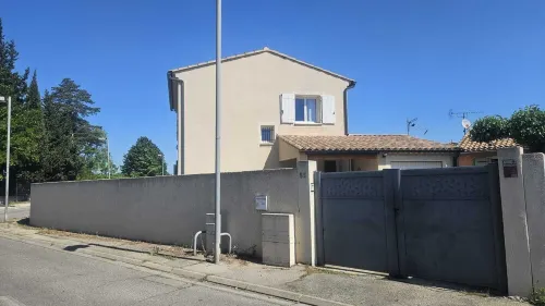Peaceful house with pool, near Avignon