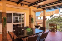 Palm Villa - Family villa with large areas, swimming pool, privileged sea view Hotels in Paul Do Mar