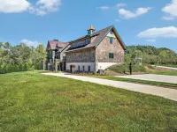 Incredible luxury apartment 15 min to Asheville! Hotels near Bearwallow Mountain Trail