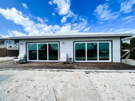 Detached Cottage Отели в г. Элбоу Кей