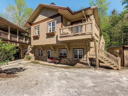 Luxurious King bedroom Suite nestled in the North Georgia Mountains