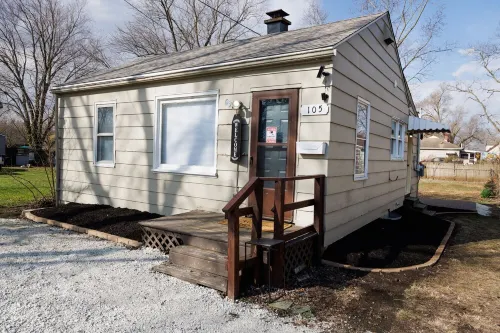 2-bedroom house in charming Aroma Park with AC, WiFi.