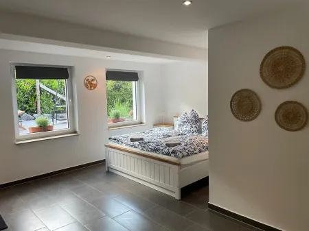 Nideggen's Schwedenhaus, right next to the forest with great hiking trails and a fireplace.