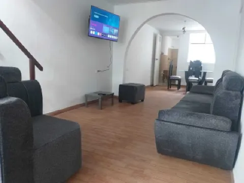 La casa está ubicada cerca al centro, parqueadero gratis para vehículo mediano. Отели в г. 