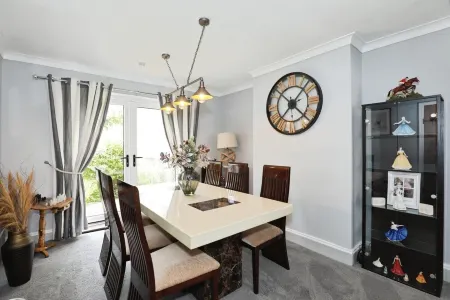 Modern 3-Bed Home near Alton tower Отели рядом с достопримечательностью «Alton Towers Waterpark»