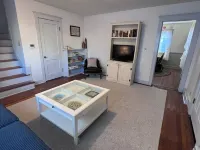 Charming 2-bedroom house in small-town neighborhood Hotels in Bath