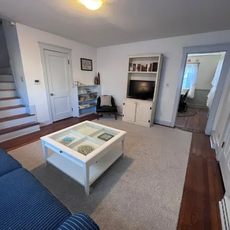 Charming 2-bedroom house in small-town neighborhood