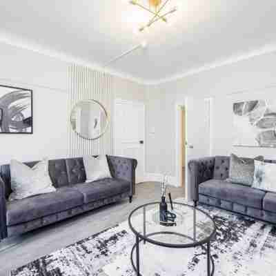 Stylish 2Br Flat | Westcliff Seafront Stay Others