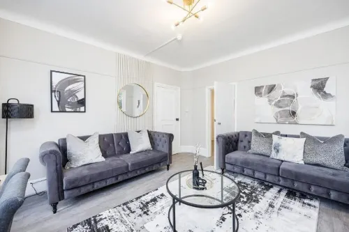 Lovely & Stylish 2Br City Centre Near High St by Luxiety Stays