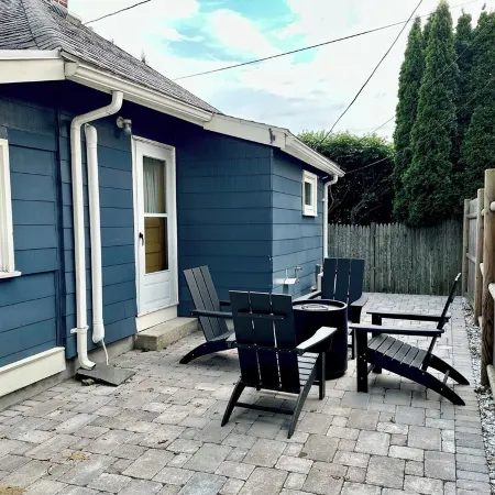 Witchy Hideaway Cottage; Close to Beaches, Salem & Train to Boston