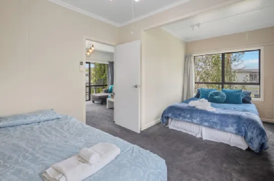 100m to Beach! Hot tub! Pet friendly! Games room! Hotels in 