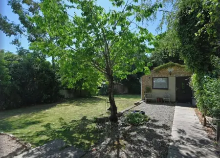 Central Ripon quiet pad. Private off-street parking. Fully equipped snug annex. Отели в г. Рипон