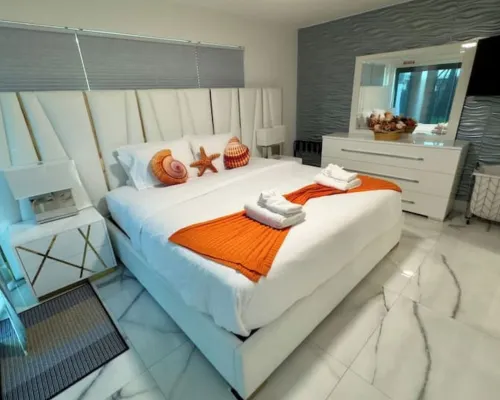 Amazing Home w/ Heated Pool 8 mins to the Beach! Hotels in Lighthouse Point