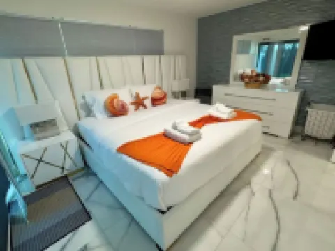 Amazing Home w/ Heated Pool 8 mins to the Beach!