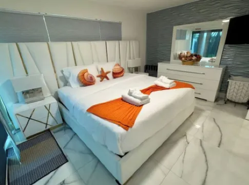 Amazing Home w/ Heated Pool 8 mins to the Beach!