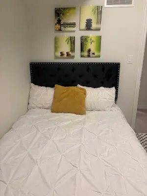 Private, cozy 1 bedroom guest suite  in Oshawa with free parking.