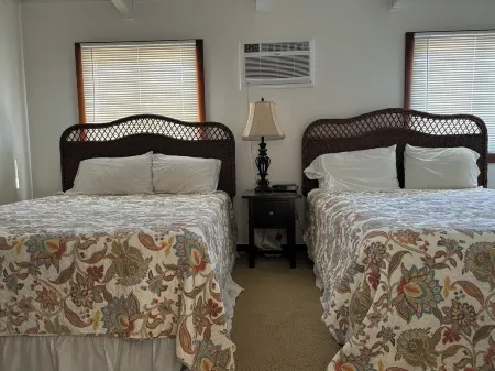 Charming 3-bedroom townhome-like guest unit with AC and WiFi in QEBA