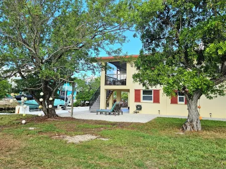 Tropical Canal-front Cottage in the Lower Florida Keys Отели рядом с достопримечательностью «Блу Хол»