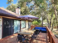 New Cozy 3-Bed Cabin in Oakhurst! AC, Arcade games, Pet-Friendly, Near Yosemite!