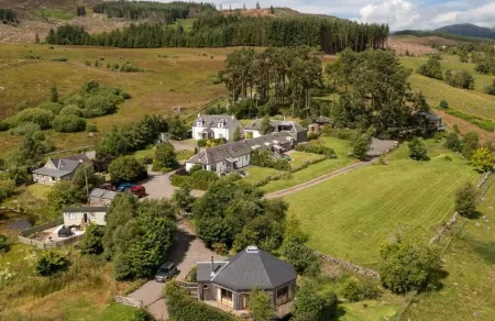 Beautiful cosy 2 bed cottage with woodburner & hot tub overlooking small lake