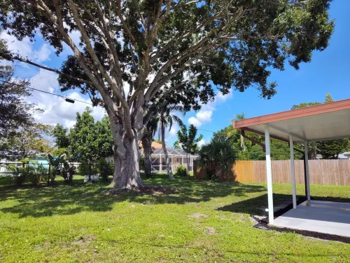 CHARMING & RENOVATED 2-bedroom cottage in Beautiful Sebastian!  Bring your Boat!