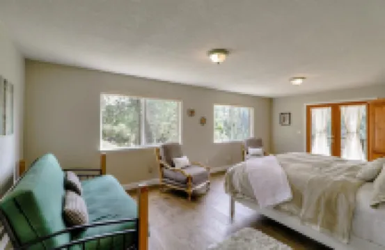 4000 sq ft Lakeside Escape Near Yosemite With Private Dock and Lake Access