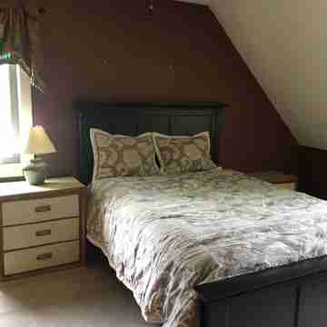 Lakefront 4 bedroom Fall getaway on Winnipesaukee Rooms