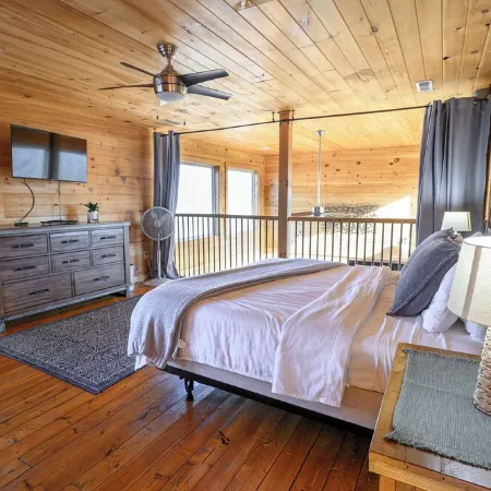 Cozy 2-bedroom cabin in charming Pigeon Forge with Indoor Heated Pool & Hot Tub