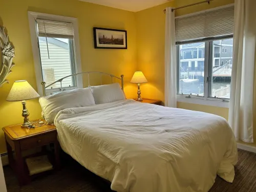 Gorgeous waterfront 5-bedroom lagoon getaway, 7 minutes from Seaside beaches!