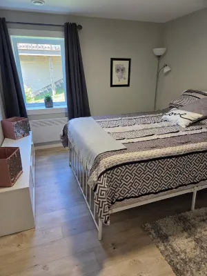 East Royalty Modern lower level apartment. فنادق في 